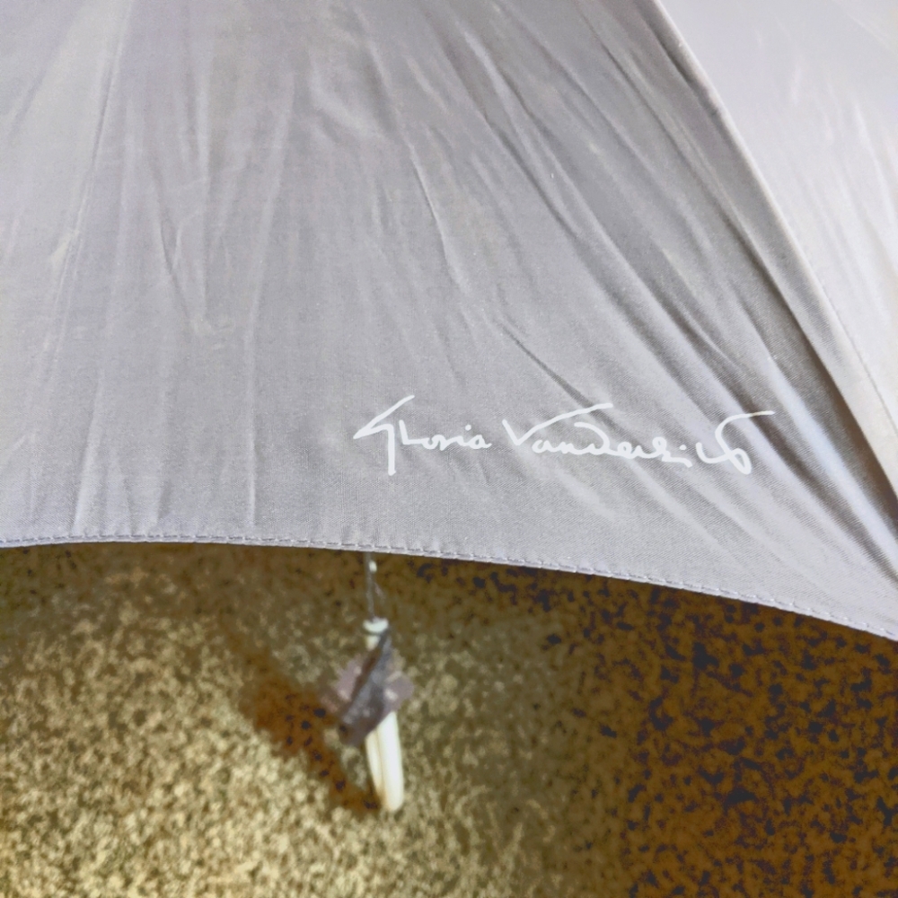 Vintage lilac Gloria Vanderbilt umbrella